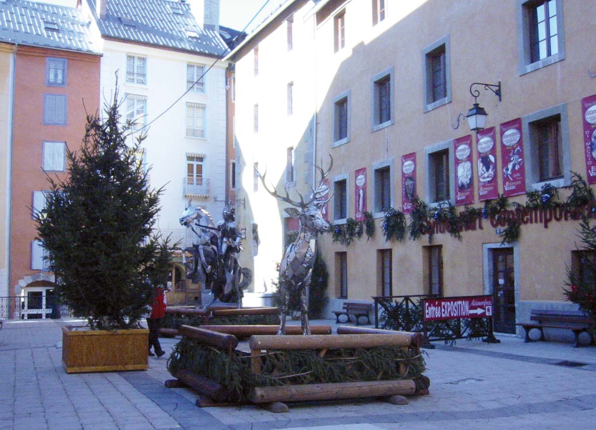  EXPOSITION CENTRE D'ART CONTEMPORAIN - MÉTAMORPHOSE - Entrée Place d'armes - GARI SCULPTEUR AVEC LES KAKÉMONOS DES ARTISTES DE L'EXPOSITION 